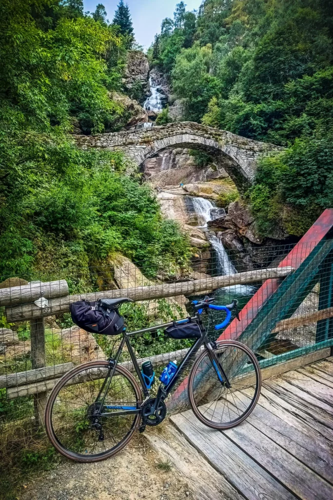 In bici a Frassinetto: dai pedali al cielo, sulle ali del Gran Paradiso