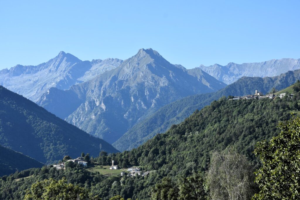 Frassinetto: il borgo del volo tra Gran Paradiso e Canavese