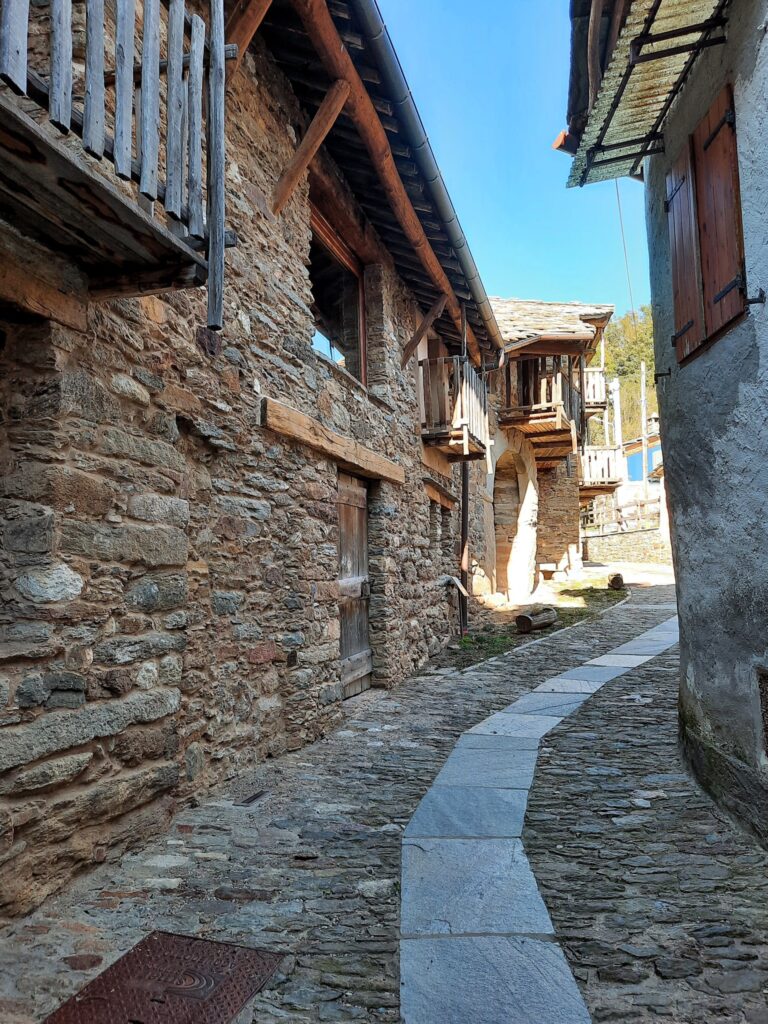 Frassinetto: il borgo del volo tra Gran Paradiso e Canavese